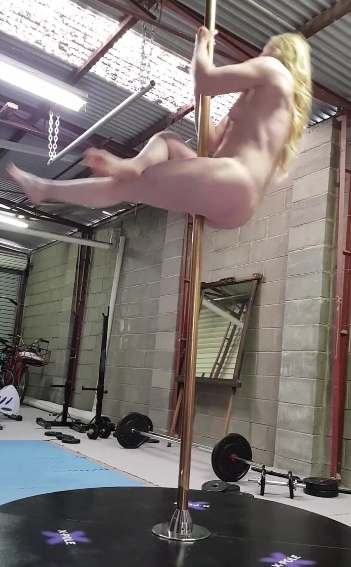 Michellexm: 超セクシーなポールダンス、ある時点で床に突きつけていると、たたく音が聞こえます、それは私のクリトリスピアスです