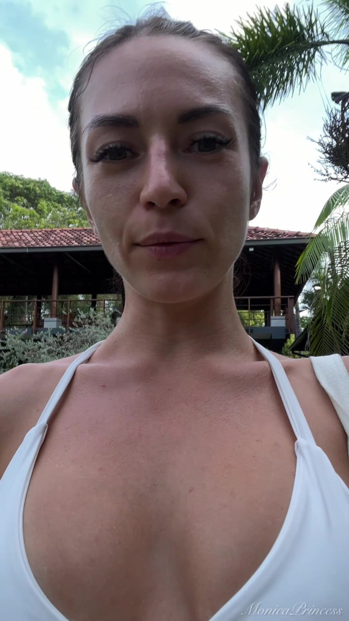 Princess Monica: Venkovní blikání, modelování, plivání na prsa, Falešná hra se spermatem