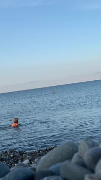 Моніка Фокс плаває оголеною в морі