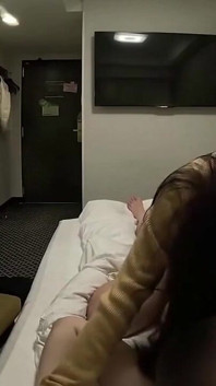 Secondo turno della bellezza dai capelli neri, emozionante con una cavalcata audace e un profondo creampie peaks