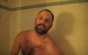 Gaybareback: Follada por un oso en el baño