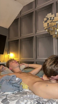 Twinks menghisap dan berkongkek di bilik hotel