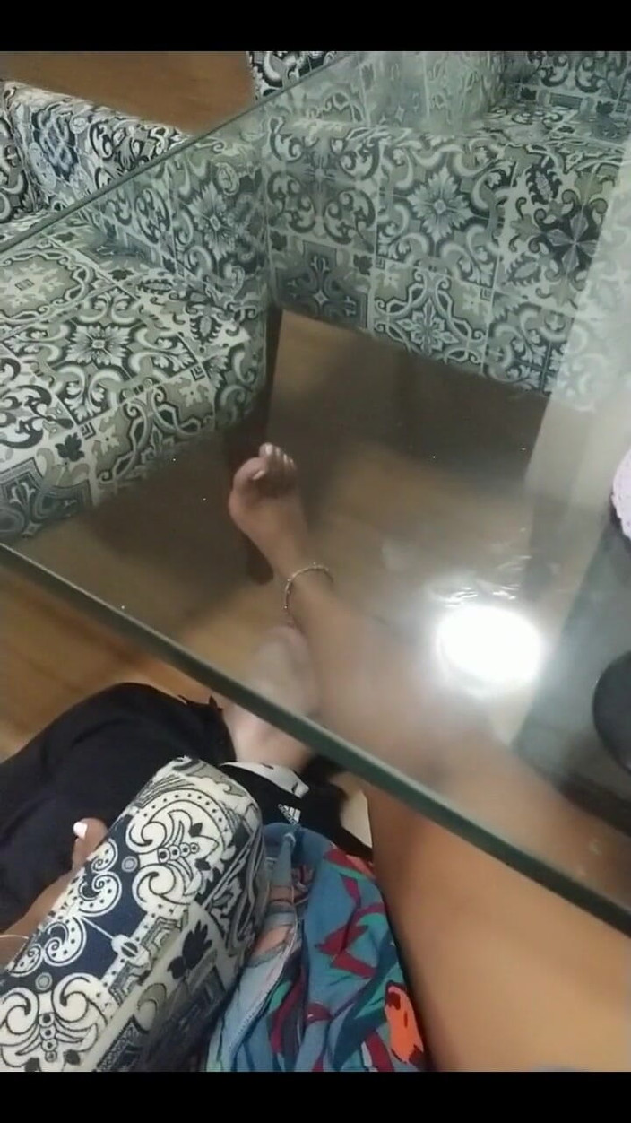 KiffaFeet: Fußsklavin unter dem tisch