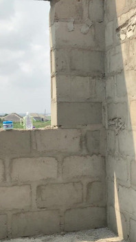 Träffade honom i en oföränderlig byggnad och satte honom sedan på väggen när han kämpade för sitt liv