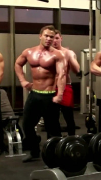 Ragazzi amatoriali fitness in palestra