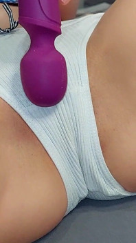 Mächtiger Vibrator lässt ihre Muschi wild mit Feuchtigkeit aus der Vagina fließen