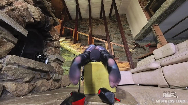 Mistress Legs: Ateşli yüze oturmadan sonra sahibe naylon göt sürprizi: kölenin ağzına...