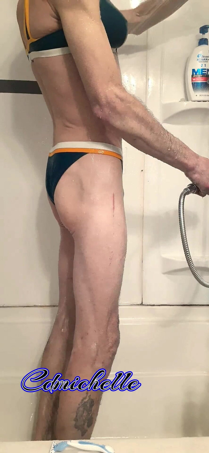 Crossdressers Cd Michelle wearing sexy lingerie: Crossdresser cdmichell memakai baju renang dua bagian biru