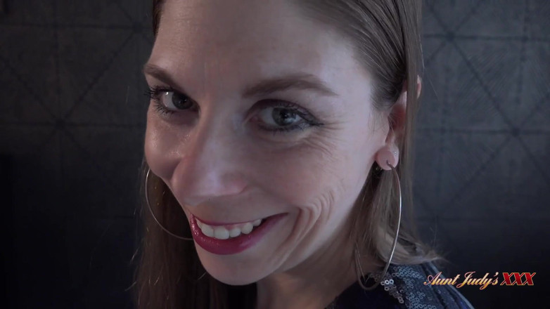 Aunt Judy's XXX: TetaJudysXXX - Vaše vysoká milf hospodyně Alice vás přistihne při sledování (pov)