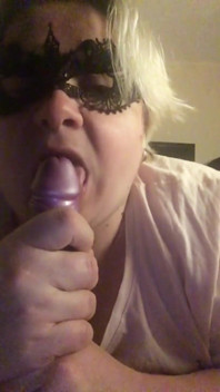 Awek montel menghisap deepthroat dildo 12 inci saya