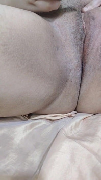 彼女は大きな秘部の毛を抜く