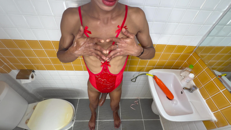 HollywoodM: Ladyboy Nancy Má 9 Palcového Nebo Možná 10 Palcového Ptáka, Můžete to Říct?