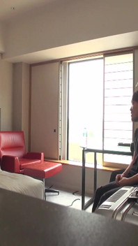 Sexe maison avec une fille rasée avec une grande conscience qui se fait pression facilement