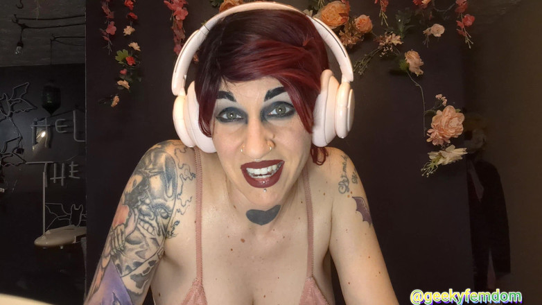 Geeky Femdom: Futa gamermeisje