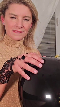 Soplando globo y saltar sobre él con tetas rebotando super lentamente