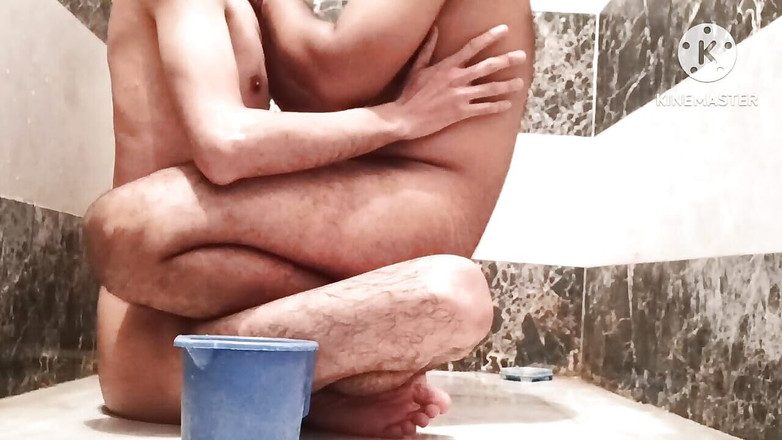 Desi__Panda: Sexe indien gay - éjaculation dans des toilettes publiques