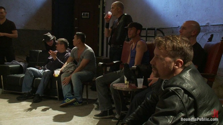 Bound in public: Un armăsar legat la ochi suge pulele străinilor la o...