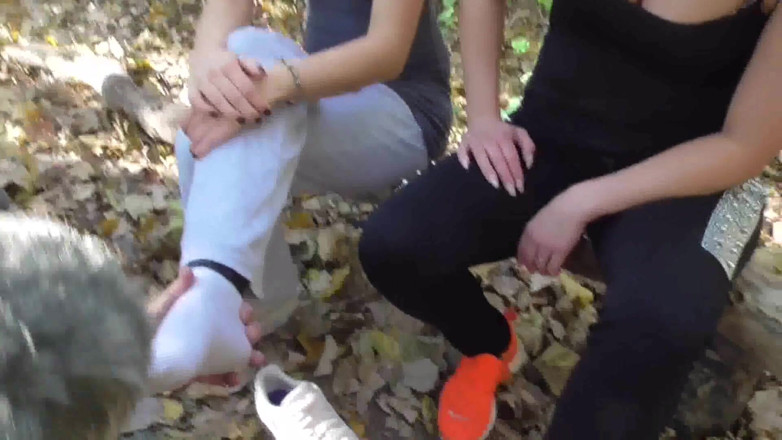 Foot Girls: Старая рабыня должна понюхать грязные ступни