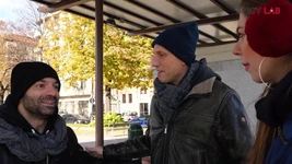 Zwei glückliche touristen ficken ein belgisches mädchen