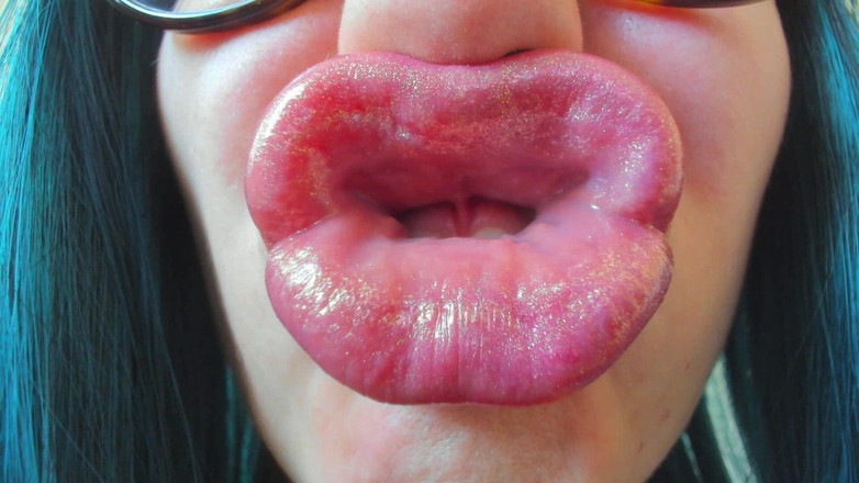 Rarible Diamond: Sudut pandangan dekat bibir berkilau pouting