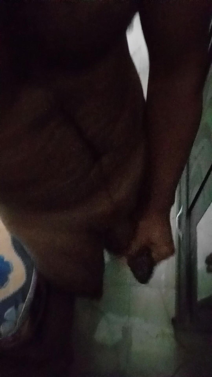 Raaz26d: Дезі м'язистий хлопець змащував свій член і мастурбує перед дзеркалом, коли в будинку нікого