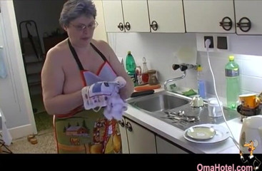Old Nanny: Oma Hotel - Gerlinde, stará plochá dáma a její okurková hračka...