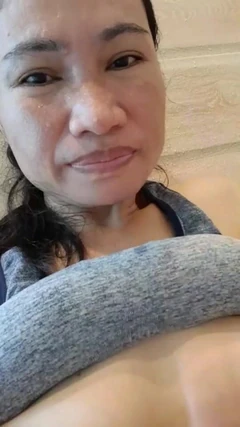 भाग्यशाली Kik ने उसकी गीली चूत का स्वाद चखा