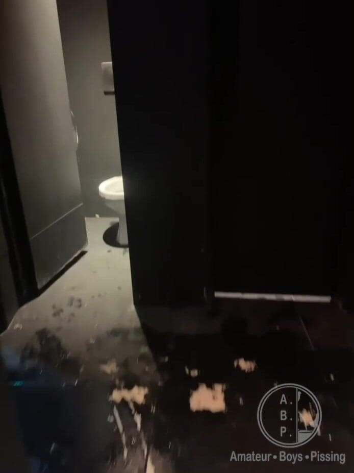 AmateurBoysPissing: Il Ragazzo Entra Nel Bagno Del Club E Cattura Un...
