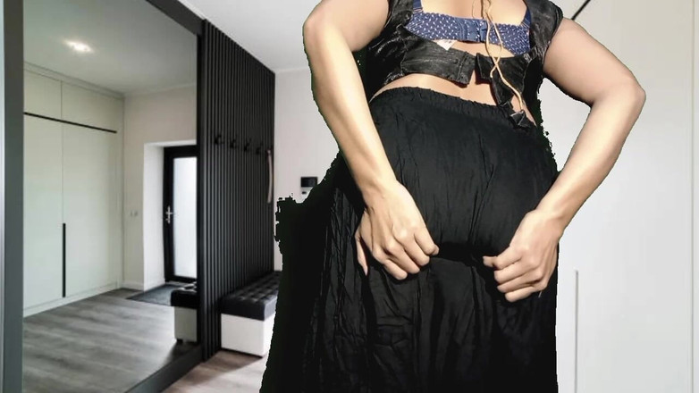 Monawife: Desi holka v černých šatech otevřená vpředu