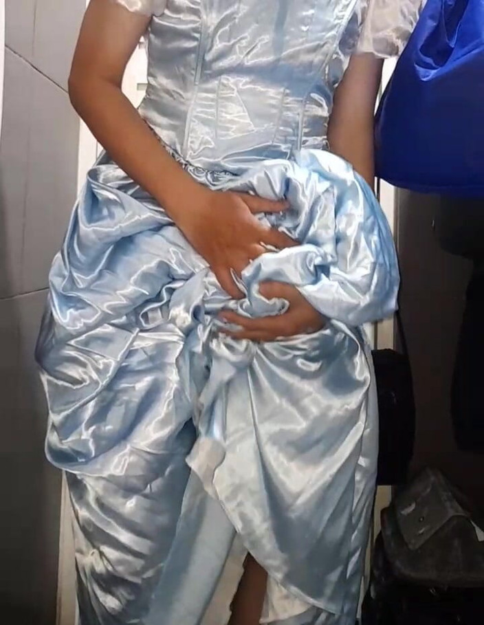 Naomisinka: Travesti boşalması zarif saten top elbisesi giyiyor