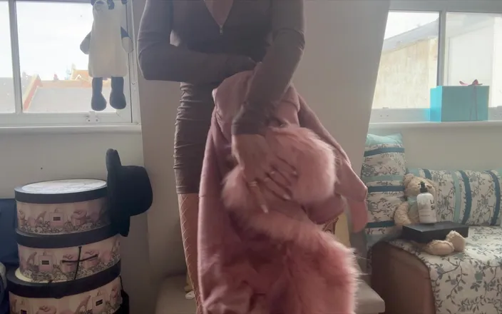 Deeliteful Jacy: Fur &amp; Fishnets