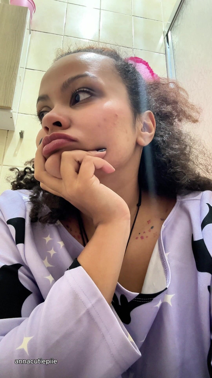 Cutiepiie Chubby: Gasig mjölkintolerans flicka på toaletten och pruttar