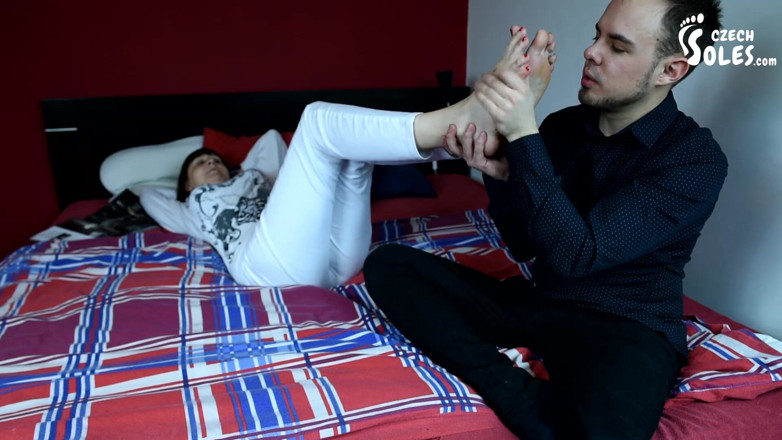 Czech Soles - foot fetish content: Ihre hübschen nackten füße sind sein geburtstagsgeschenk