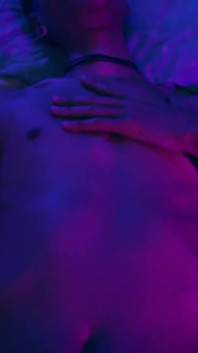 Magic C szarpanie jego dużego kutasa twink powoduje wiele precum i grubych obciążeń spust
