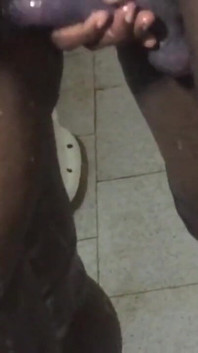 Ngentot pantat bahenol cewek kulit hitam di kamar mandi