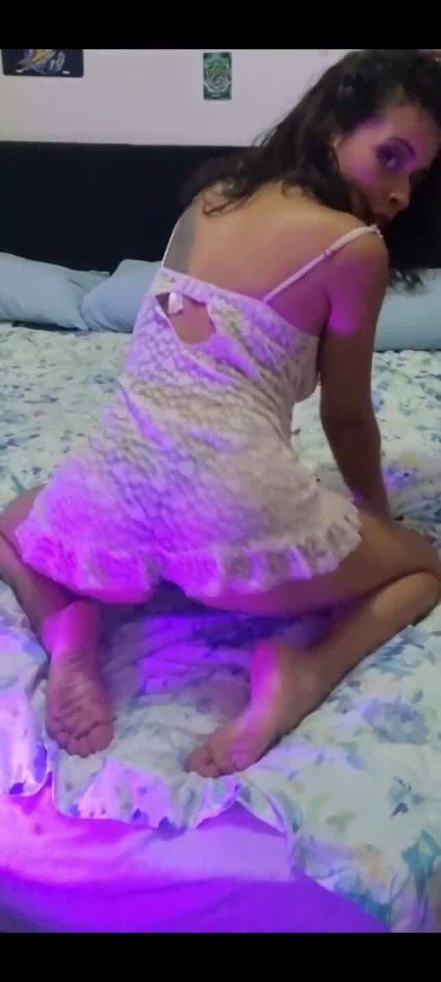 Espuleta Maia: O femeie latino sexy se udă și se masturbează pe patul...