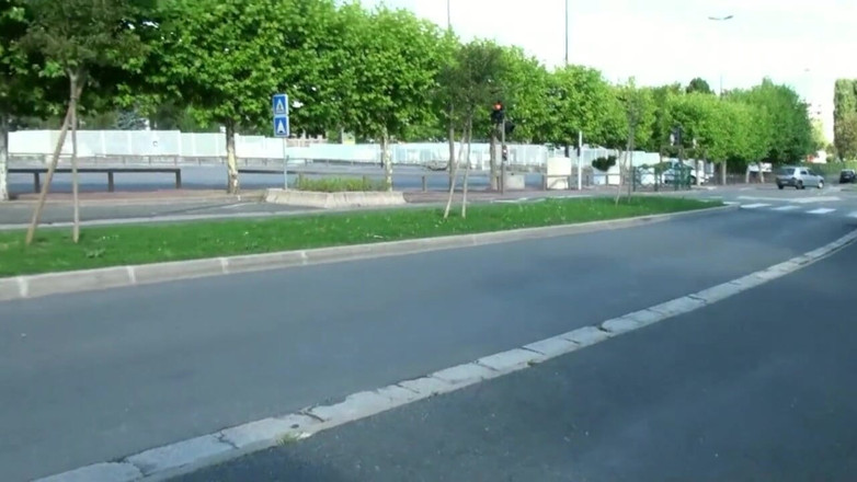 Nude in France: Max este invitat să fută o mamă sexy pentru o...