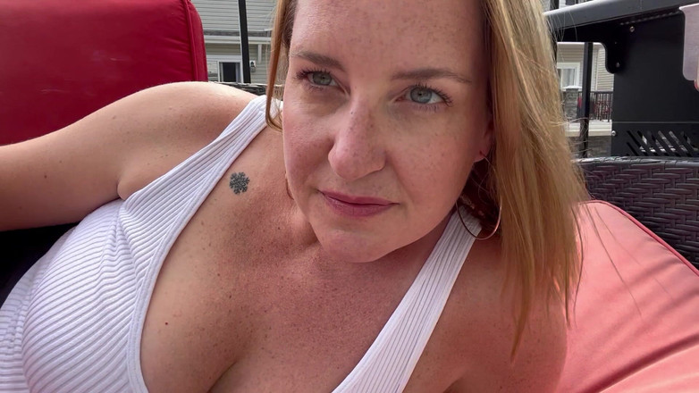 Avril Showers: 더티 토크하는 밀프 흡연 담배