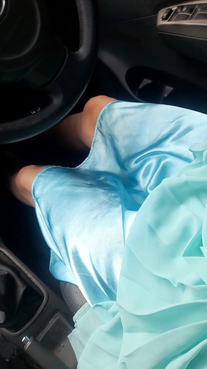 Naomisinka: Döl giyen mavi şifon elbisesi ve saten astarlı