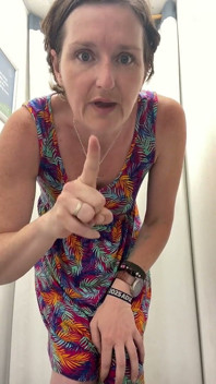 Striptease Em Uma Loja Enquanto Eu Fico Nua Para Experimentar Vestidos E Um Top De Biquíni
