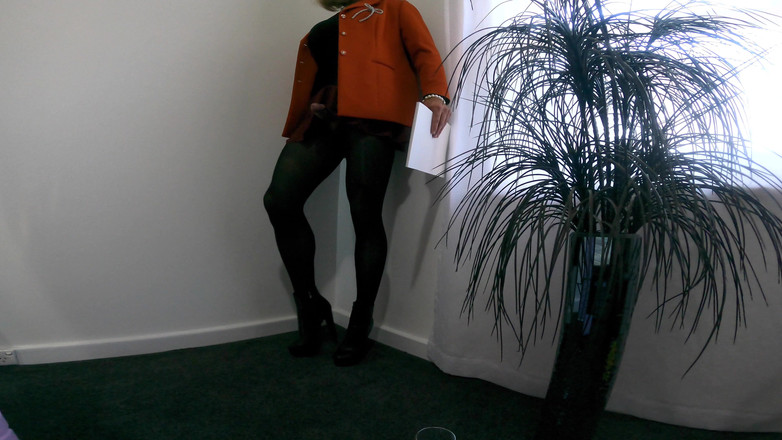 Muscle sissy slut Jessica: Curva sexy musculoasă de la birou