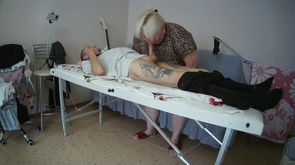 Zona901: Kayınvalide masaj masasında sikimi emiyor ve sıvazlıyor ve döl yutuyor