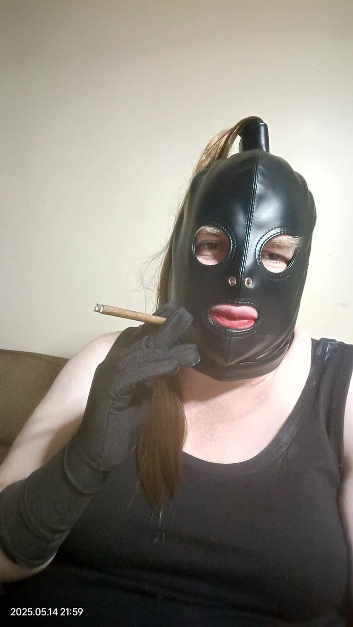Stephanie-Nicole-TV: Курит стройную Panatella Cigar и мечтает о том, чтобы ее отвезли в сауну в качестве Стефани