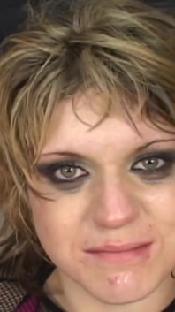 Une bouche sexy et avide de deux bites