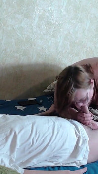 La moglie ha deciso di accarezzare il pene e non poteva frenarsi