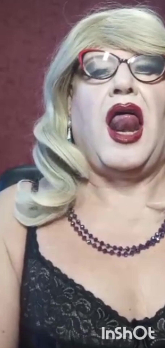 Pichechka: Irene fumează și se dezbracă.