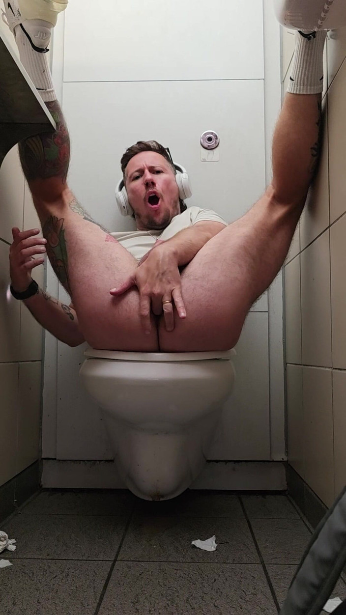 gaynaughtywelsh: Offentlig toalett spelar