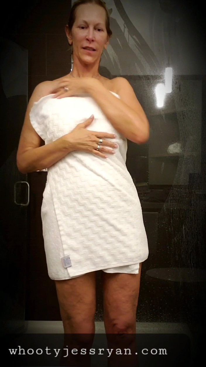 JessRyan: Prawdziwa gorąca żona Jess Ryan pozwala oglądać, gdy ona bierze prysznic