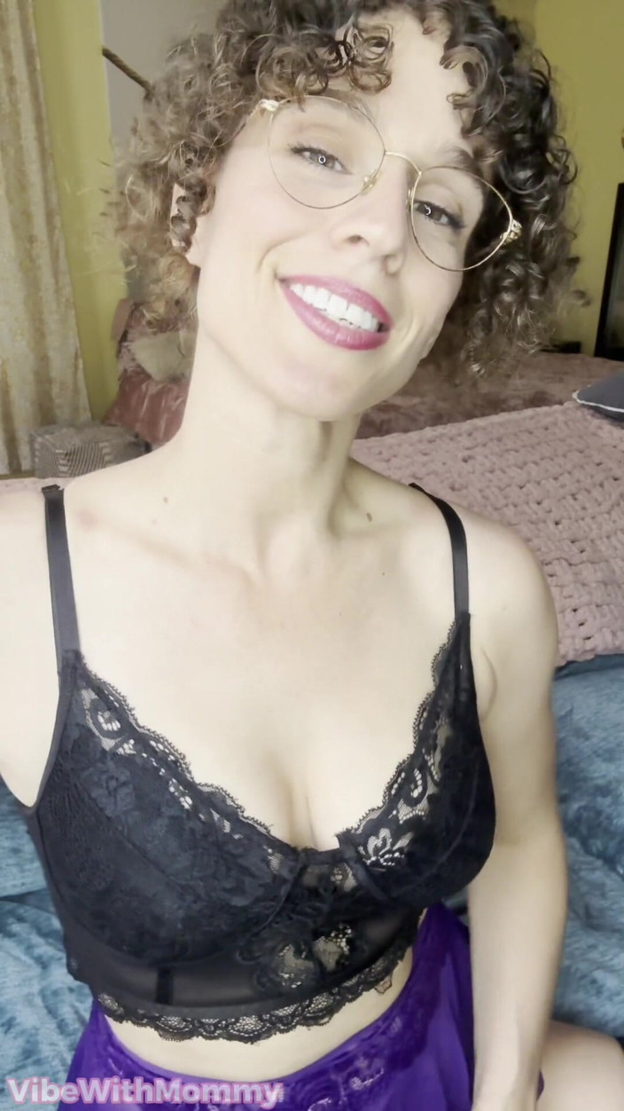 VibeWithMommy: Dommy mami strapon cu vedere la persoana 1, instrucțiuni de masturbare