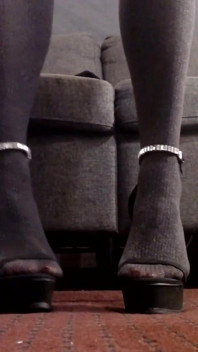 Schwarzer knöchel strap, high heels und strumpfhosen gehen